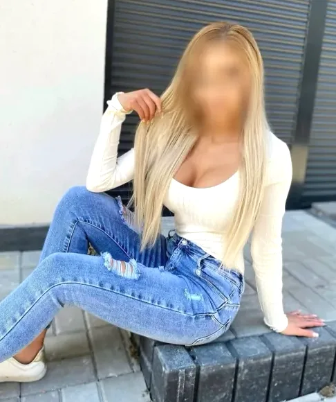 Amira, 32