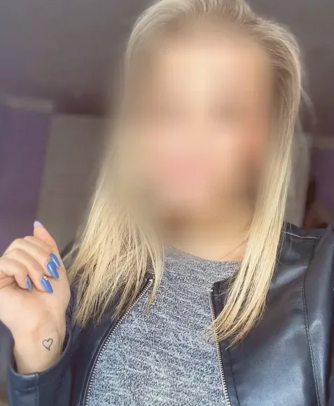 Ella, 21
