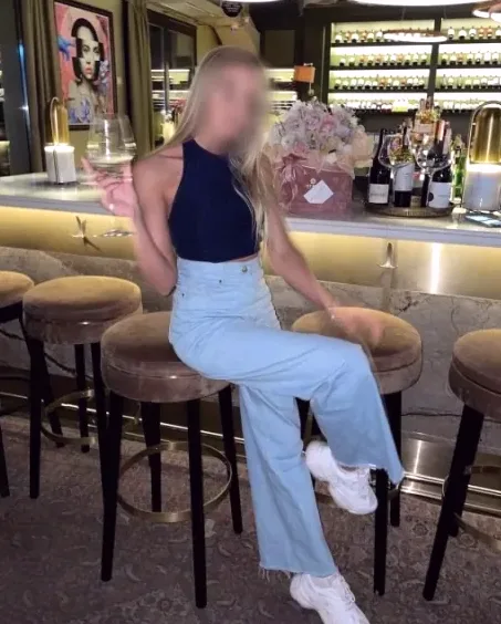 Rosa, 34